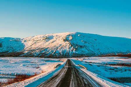 mountain covered with snow thumbnail