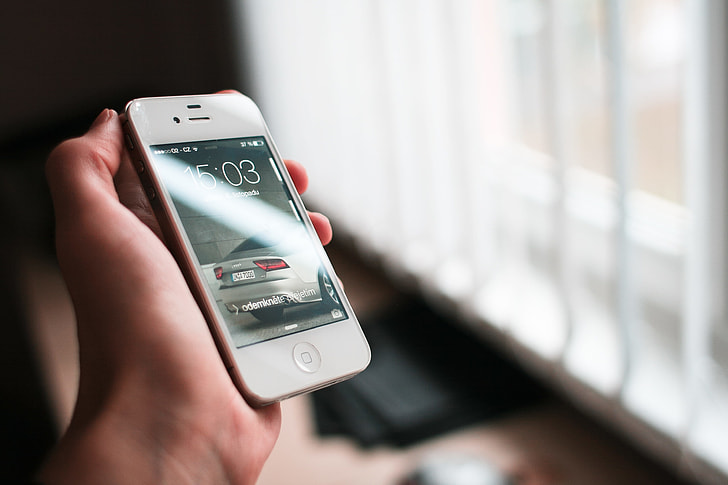 iPhone 4S White in Hand