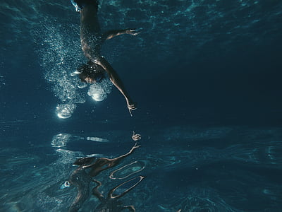 person diving underwater thumbnail