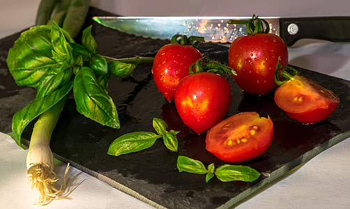 sliced red and orange tomatoes thumbnail