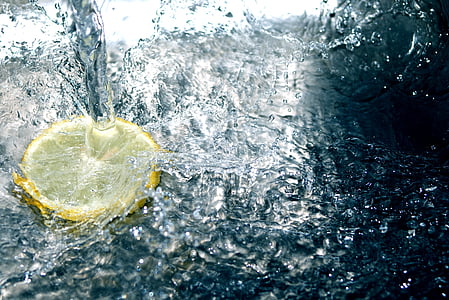 sliced American lemon on water thumbnail