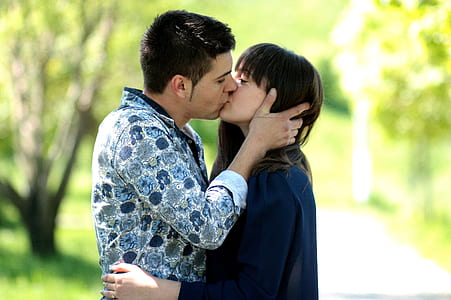 man and woman kissing thumbnail