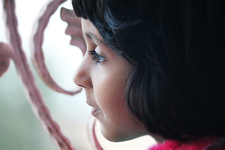 girl with black hair thumbnail