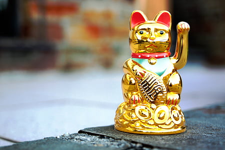 gold-colored maneki-neko thumbnail