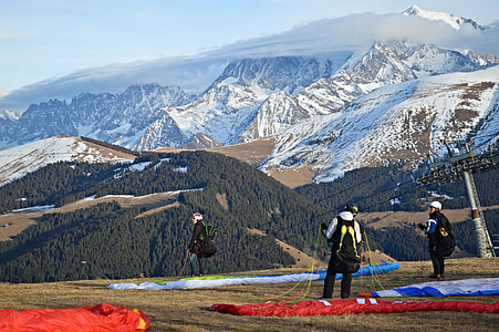 people landed from paragliding thumbnail