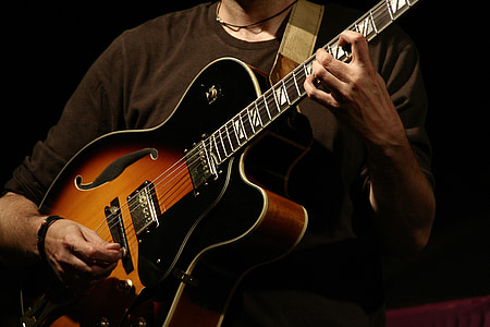 man performing guitar thumbnail