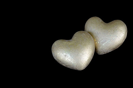 heart-shaped white figurines thumbnail