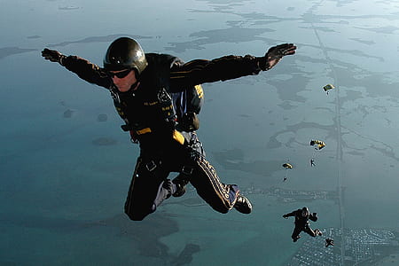 man doing sky diving thumbnail