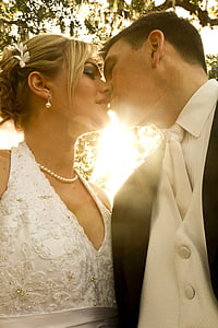 man and woman kissing thumbnail