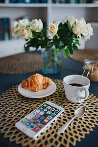 Round breakfast table with white flowers and golden coffee mats thumbnail