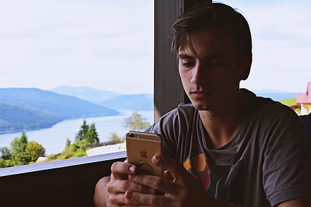 Man Holding Gold Iphone 6 thumbnail