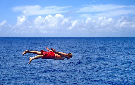 man dives on sea thumbnail