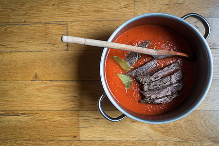 Tender beef with tomato sauce thumbnail