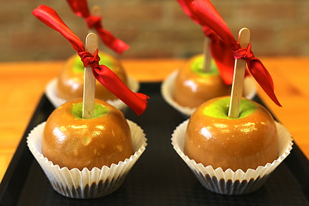 four cupcakes thumbnail