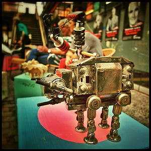 gold Star Wars figure thumbnail