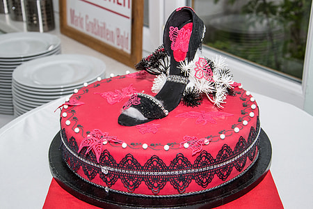 round heel fondant cake thumbnail