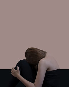 woman holding her legs thumbnail