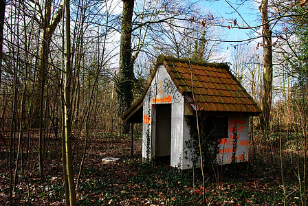 Small abandoned house in Dadipark, Dadizele, Belgium thumbnail