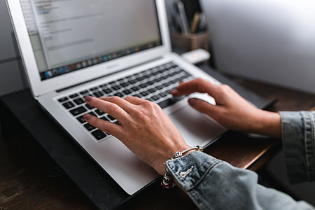 Woman working on the laptop thumbnail
