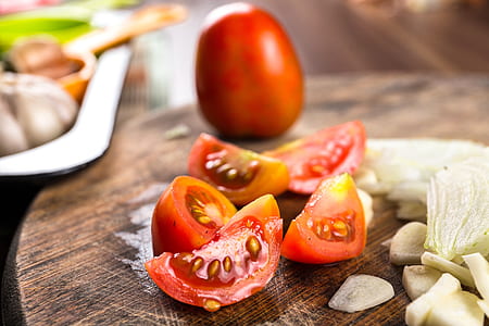 sliced tomato on chopping board thumbnail