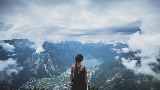 woman looking at mountains thumbnail