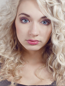 women's blonde hair thumbnail