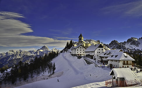 houses on hill covered with snow thumbnail
