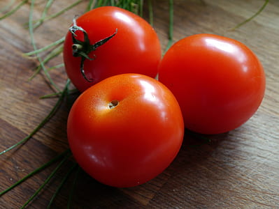three ripe tomatoes thumbnail