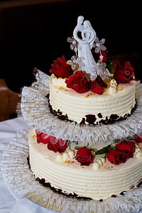 round white and red wedding cake thumbnail