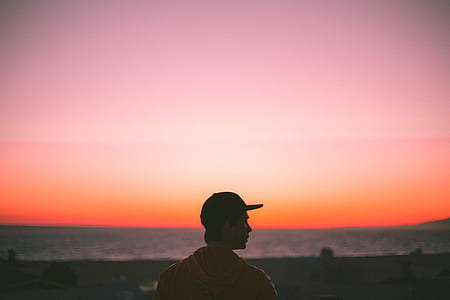 man looking at his right side thumbnail