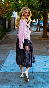 shallow focus photography of woman outdoors thumbnail