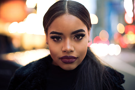 Portrait of woman in the city thumbnail