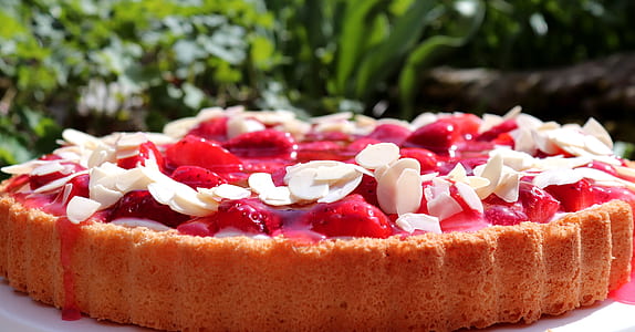 round strawberry cake thumbnail