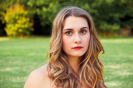 woman in blonde hair with red lipstick thumbnail