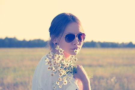 woman wearing sunglasses thumbnail