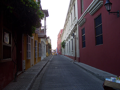 empty alleyway between buildings thumbnail