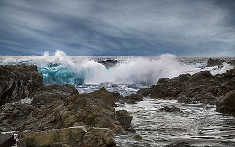 sea waves under gray clouds thumbnail