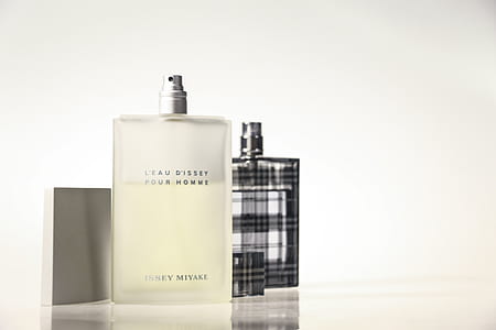 rule of thirds photography of perfume bottles thumbnail