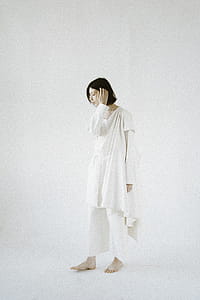 Woman Facing Sideways thumbnail