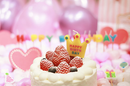 selective focus of strawberry cake thumbnail