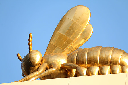 Golden Bee Statue in Melbourne, Australia thumbnail