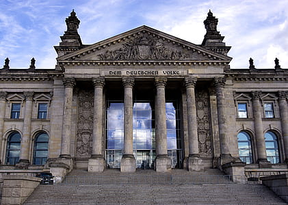 gray concrete museum during daytime thumbnail