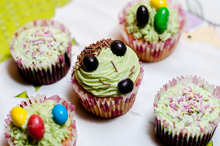 close-up photography of five cupcakes thumbnail