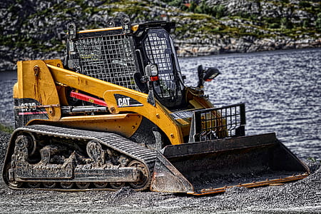 closeup photo of brown Caterpillar skid loader thumbnail