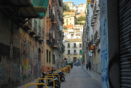 houses with graffitis thumbnail