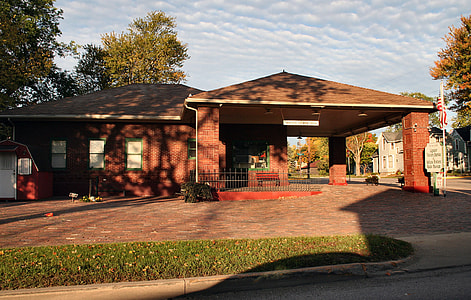 Historic Radio Museum and Visitor's Bureau in Ligonier, Indiana thumbnail