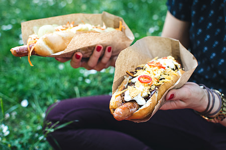 Hot dog in hands thumbnail