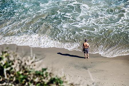 man stands at the shore thumbnail