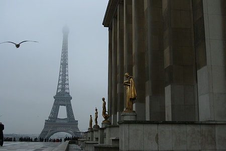 photo of a foggy Eiffel tower Paris thumbnail