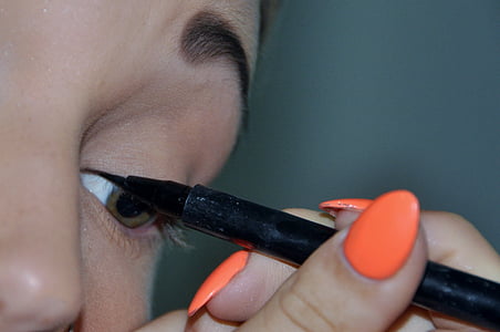 woman doing eyeliner thumbnail